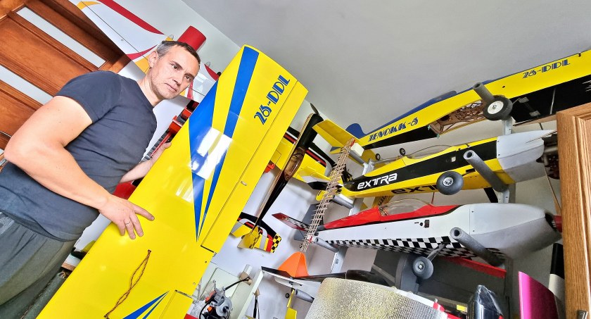 Tomek rzadko rozstaje się z modelami, które zbudował. Na ogół pozostają one w jego kolekcji