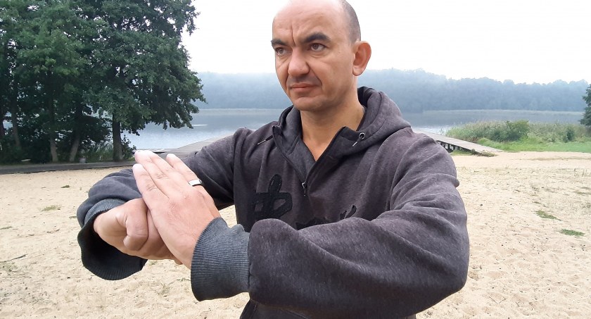 Niedawno Irek ćwiczył na plaży Jeziora Zaleskiego, gdzie mieliśmy okazję się spotkać