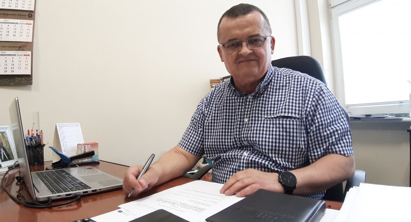 – Tam, gdzie nie ma wątpliwości jest informacja o przyznaniu pieniędzy i je wypłacamy. Jeżeli natomiast są wątpliwości, a tych przy niektórych wnioskach jest dosyć dużo, będzie weryfikacja – mówi Piotr Brewka