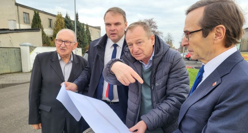 Na zdjęciach Ireneusz Brewka, Stanisław Pikulik. Wiesław Fidurski i Mirosław Jaskólski z wizytą na wspomnianych ulicach
