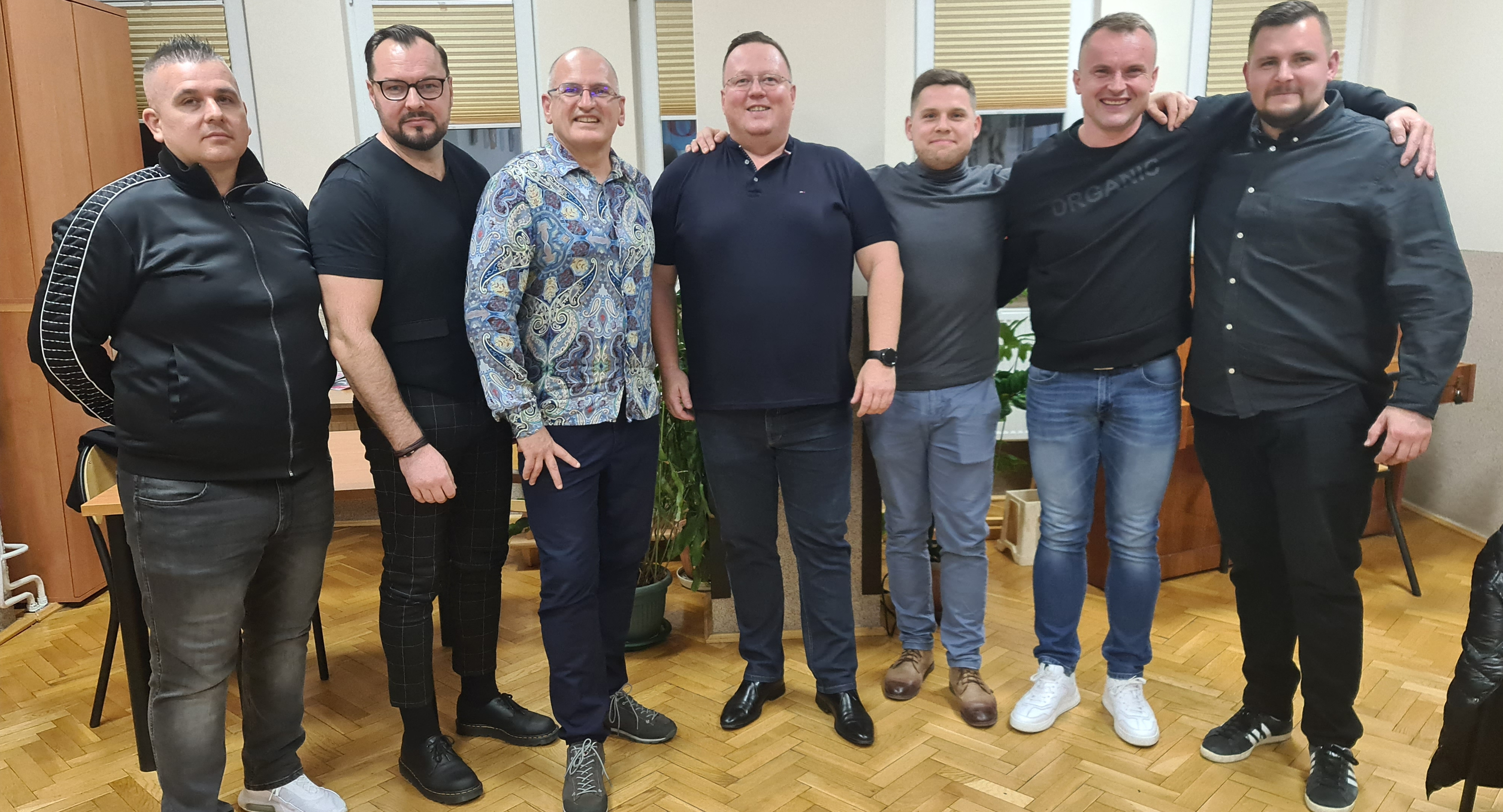 Wspólne zdjęcie starego i nowego zarządu. Od lewej: Marcin Borowicz, Seweryn Urban, Mariusz Leszczyński, Wojciech Buczek, Wojciech Linert, Sylwester Borysiuk, Michał Kurcin