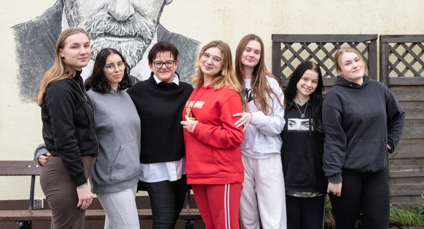 Renata Aniserowicz (trzecia od lewej) wraz se swoimi podopiecznymi udowadnia, że w MOWie nie ma kryminalistów