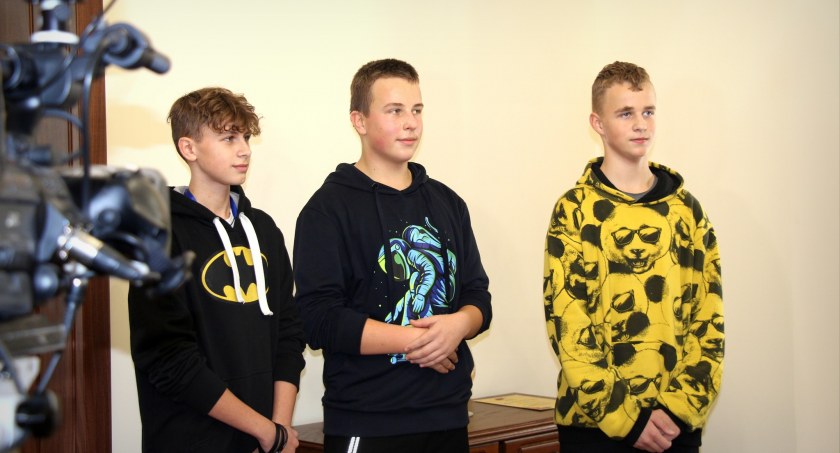 Uroczystość nagrodzenia młodych ludzi, którzy bez wątpienia wyciągnęli mężczyznę z rzeki, wezwani na ratunek przez Panią Blechacz