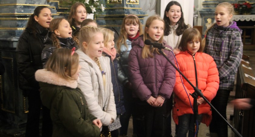Na zdjęciu dzieci ze studia wokalnego Złotowskiego Domu Kultury, które śpiewały kolędy