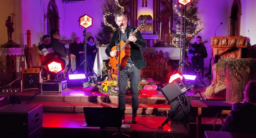 Koncert artysty chwycił za serce mieszkańców Okonka