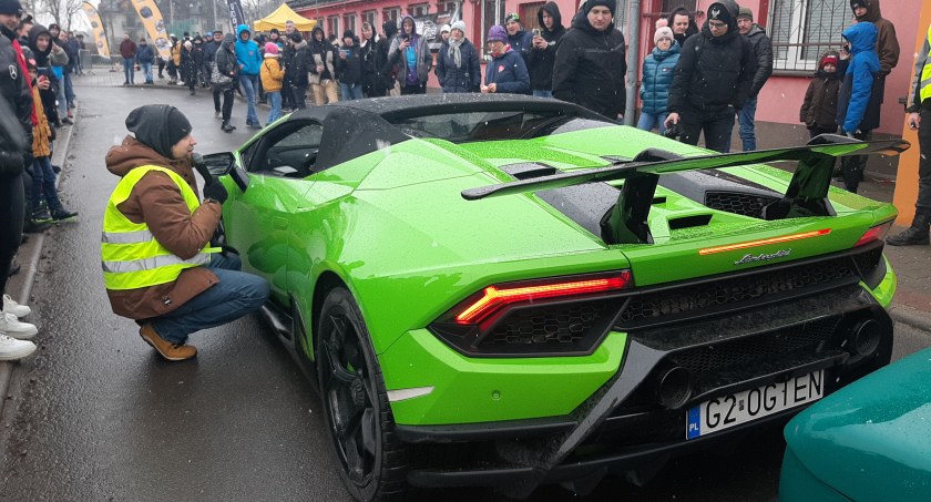 Ogromnym zainteresowaniem oglądających cieszyło się widoczne na zdjęciu, piękne, zielone lamborghini