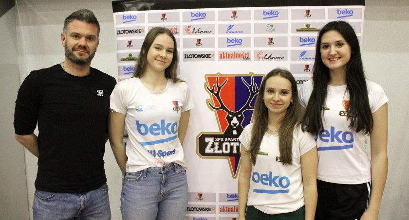 Od lewej stoją: trener Dawid Erwardt, Hanna Redzimska, Michalina Milczyńska i Anastazja Skoczylas