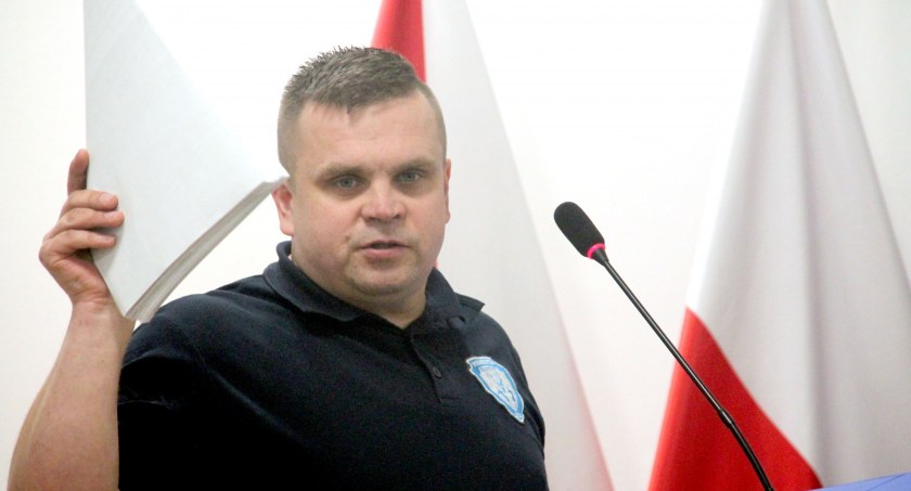 – Dlaczego akurat my? Jak mamy iść do przodu?