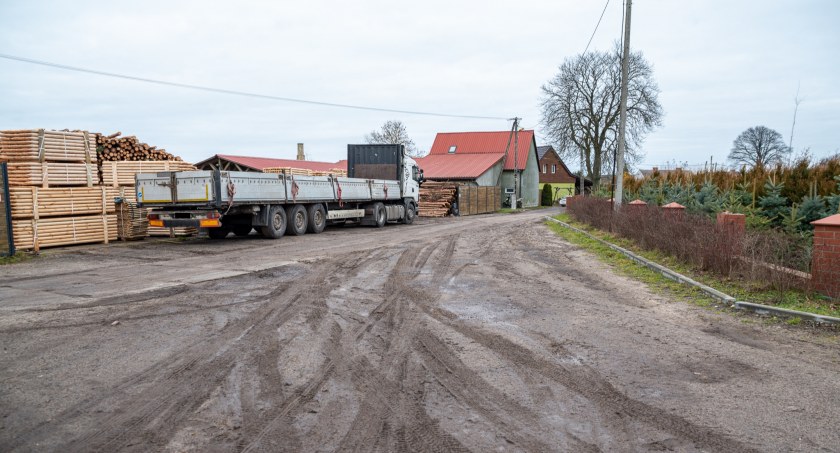 Czy TIR stoi w pasie drogowym – sąsiedzi są przekonani, że częściowo tak