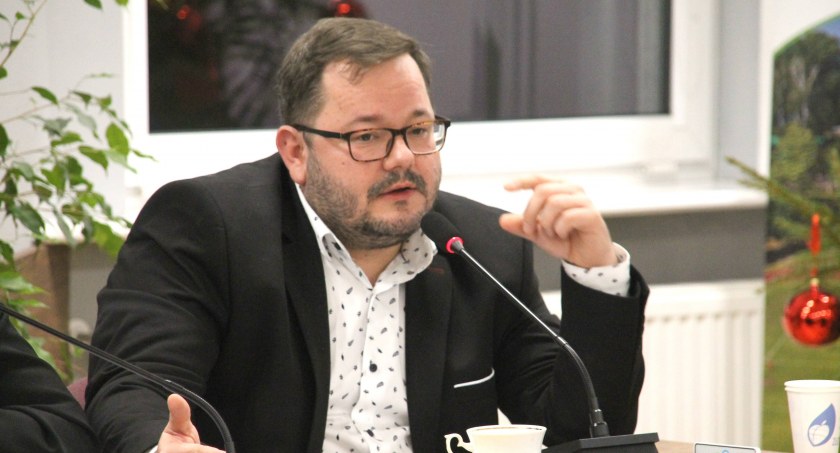 W 2022 roku radny Łukasz Piosik ponownie wykazał się najniższą frekwencją na posiedzeniach. Podobnie było w 2021 roku
