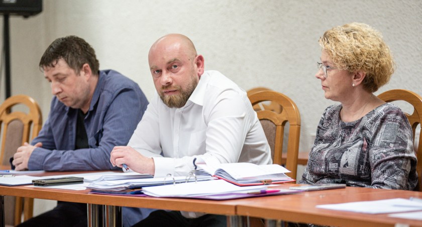 Dyrektor ZGKiM Paweł Cackowski znalazł się w ogniu pytań radnych