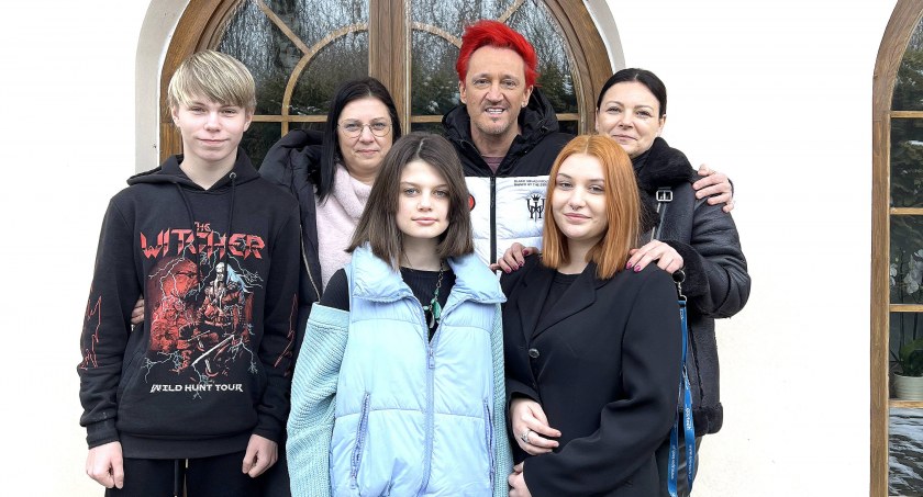 Lena i Kamila pod Warszawę pocjechały razem z wychowawczyniami oraz przyjacielem, który je wspierał