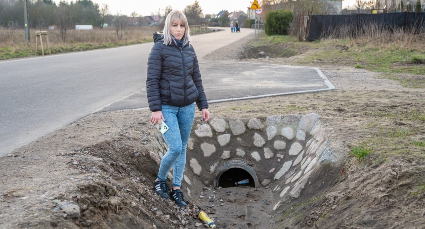 Sołtys Ewa Dębniak zastanawia się, kiedy przepust pod drogą całkowicie się zablokuje