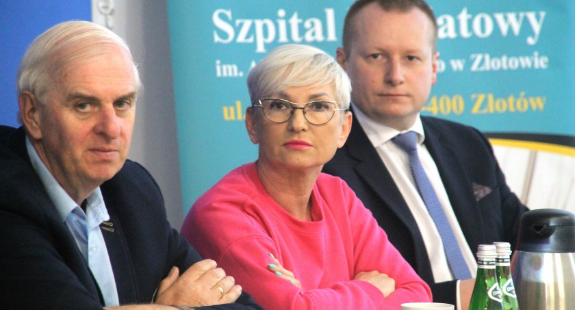W środku Dorota Rąpała, z prawej Karol Godlewski