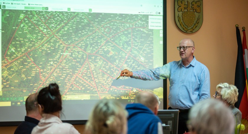 Burmistrz wskazywał radnym, gdzie jego zdaniem jest najlepsze miejsce na inwestycję