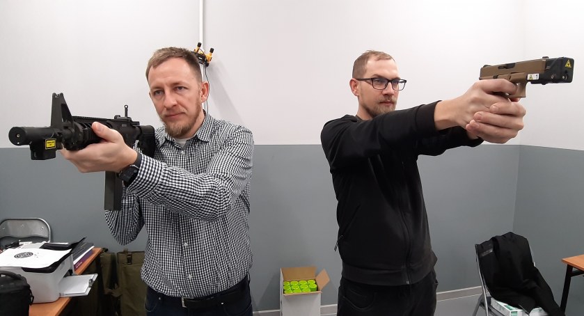 Dyrektor Grzegorz Kolera z lewej przyznaje, że w szkole najwięcej na temat strzelnicy wie Przemysław Masternak (z prawej). Inni nauczyciele też wiedzą o niej sporo. Mimo to zatrudniono kolejną osobę