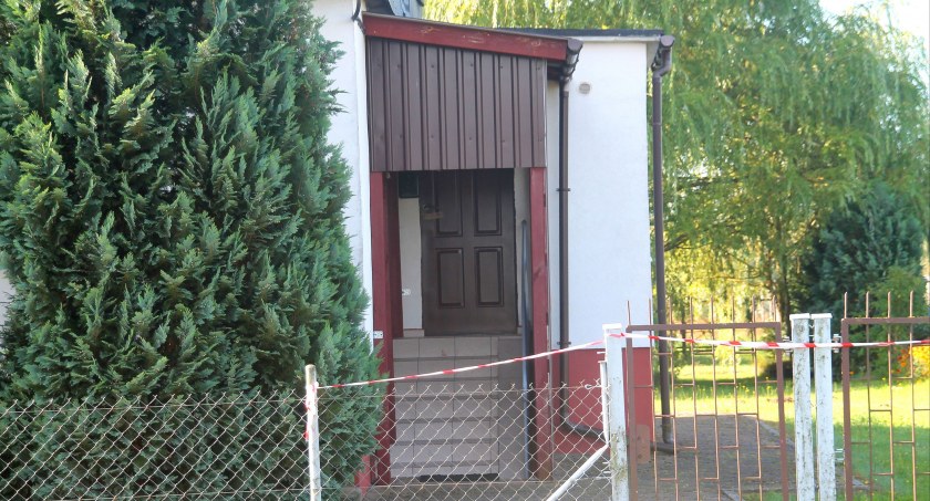 Przy tych drzwiach miało dojść do drastycznej zbrodni