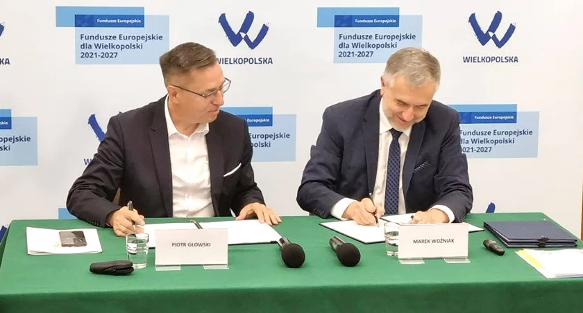 Marszałek województwa wielkopolskiego Marek Woźniak (z prawej) i Piotr Głowski, prezydent Piły podpisują porozumienie w sprawie pilskiego ZIT