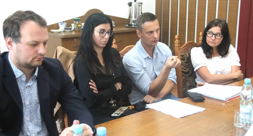 Ta trzyosobowa delegacja z zastępcą dyrektora Sabiną Chwarścianek reprezentowała szpital podczas komisji. Z lewej: radny Tomasz Wojtiuk