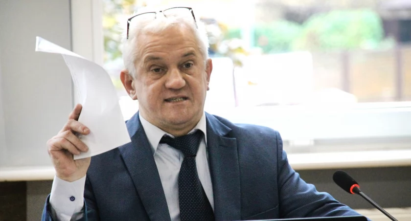 Dokumenty, które tutaj przedstawiam i czytam, są za zgodą prokuratora, razem z panem przewodniczącym otrzymaliśmy, dostaliśmy zgodę na to, żeby to zrobić – stwierdził radny Koronkiewicz