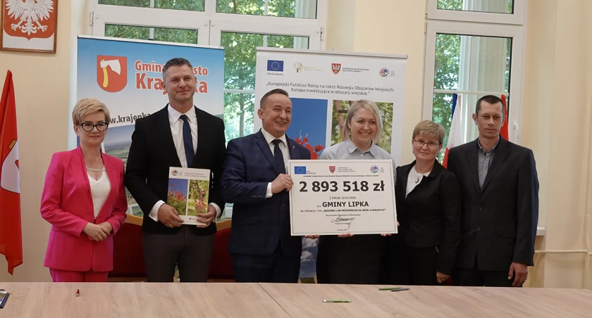W Krajence przedstawiciele samorządów podpisali umowy na dofinansowania ważnych drogowych inwestycji. Wójt Gminy Lipka, Przemysław Kurdzieko, podpisał umowę o przyznaniu pomocy w kwocie blisko 2,9 miliona złotych. Dofinasowane środki pochodzą z Europejskiego Funduszu Rolnego na rzecz Rozwoju Obszarów Wiejskich. Źródło: UGiM Krajenka