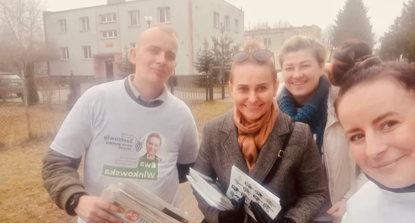 Zdjęcie, które stało się powodem całej dyskusji - w tle budynek mieszkań wspomaganych w Nadarzycach