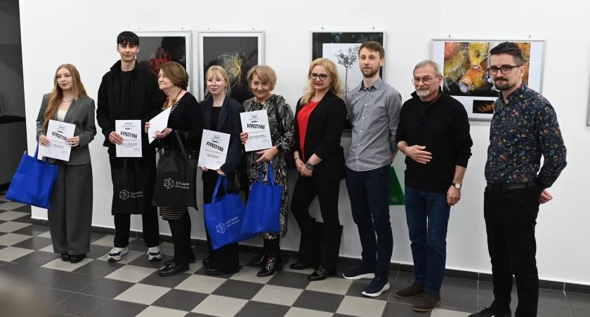 Zwycięscy konkursu fotograficznego Migawa 2024 - Kontrast wraz z organizatorami i jury