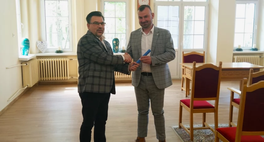 Ustępujący ze stanowiska burmistrz przekazał symboliczną pałeczkę swojemu następcy