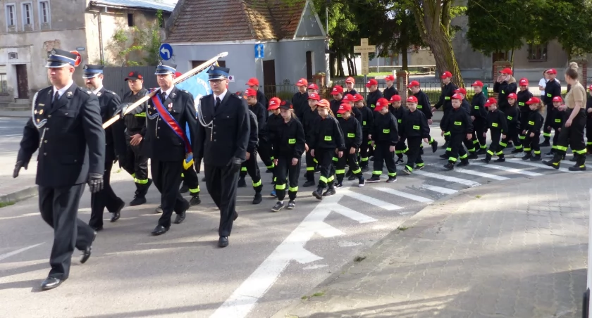Z kościoła strażacy ruszyli defiladowym krokiem w stronę parku miejskiego