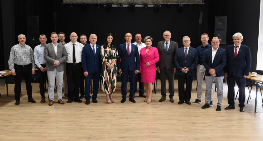 Nowa Rada Miejska w Okonku w pełnym składzie. W środku burmistrz, Sebastian Korzeniowski