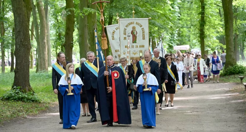 Procesja przez górecki gaj - fot. Górka Klasztorna, diecezja bydgoska