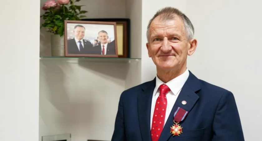 Antoni Kapeja za swoją pracę na rzecz samorządu zyskał m.in. Złoty Krzyż Zasługi od Prezydenta RP