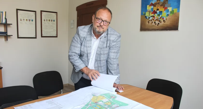 Wiceburmistrz Sławomir Wilowski przyznaje, że modernizacja plaży musi ruszyć jak najszybciej