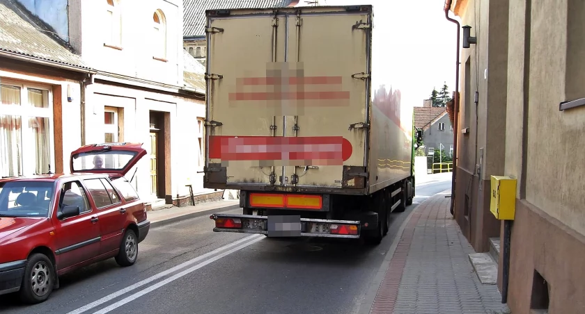 Od wielu lat TMŁ zabiega na rzecz obwodnicy dla Łobżenicy. To zdjęcie obrazuje skalę problemu, tj. ciężki transport na wąskich ulicach / fot. TMŁ