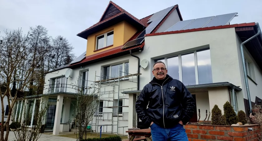 Pan Adam swój dom modernizuje od kilku lat. Do pełnego efektu jeszcze trochę brakuje, ale budynek zużywa już znacznie mniej energii
