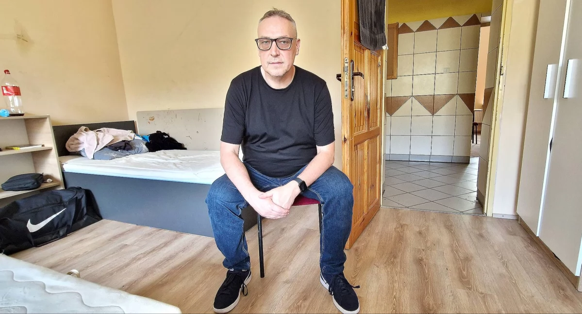 Dyrektor łobżenickiego ZPW w jednym z pokoi internatu, który zamieszkują wychowankowie