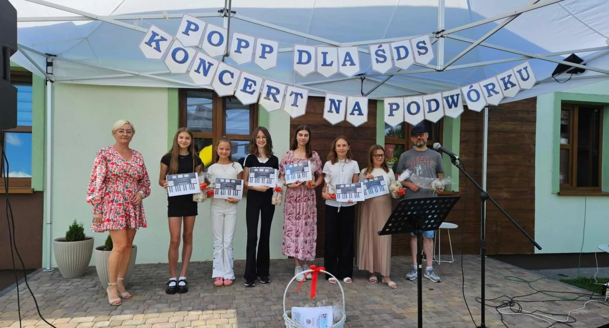 Spotkania Festyny, Koncert podwórku Środowiskowego Samopomocy Sypniewie - zdjęcie, fotografia