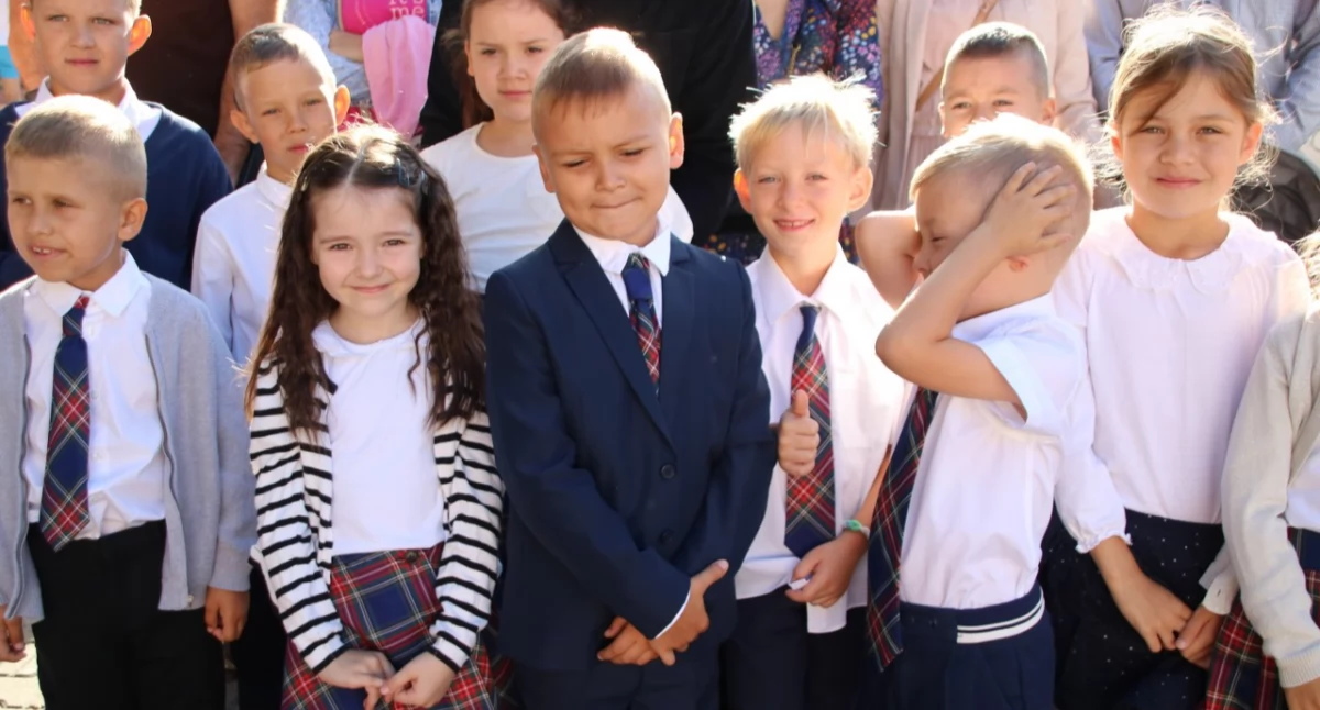 Edukacja, Uczniowie złotowskiej Jedynki przywitali szkolny - zdjęcie, fotografia