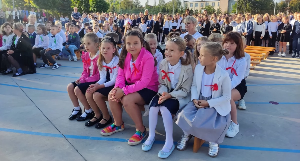 Edukacja, Uczniowie Trójki przywitali szkolny - zdjęcie, fotografia