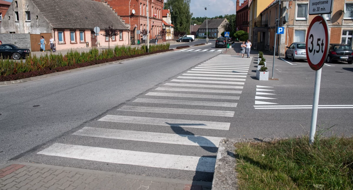 To nieoznakowane przejście w połowie powinno być chodnikiem