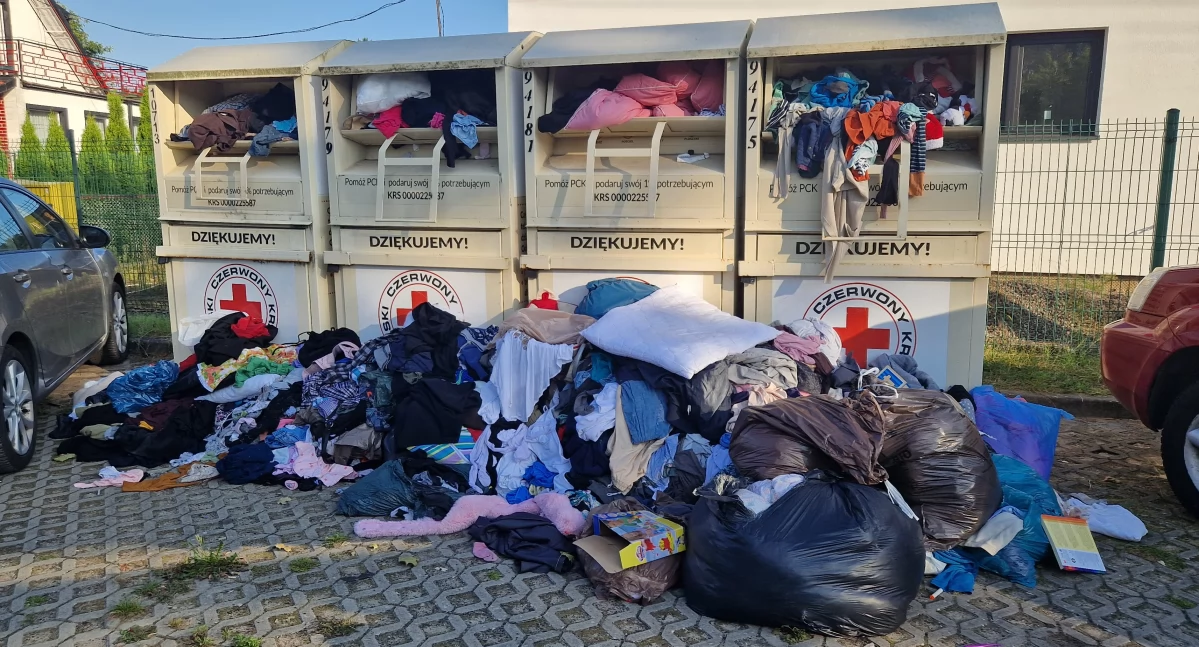 Biznes praca pieniądze, Odzieżowy śmietnik ulicach Złotowa - zdjęcie, fotografia