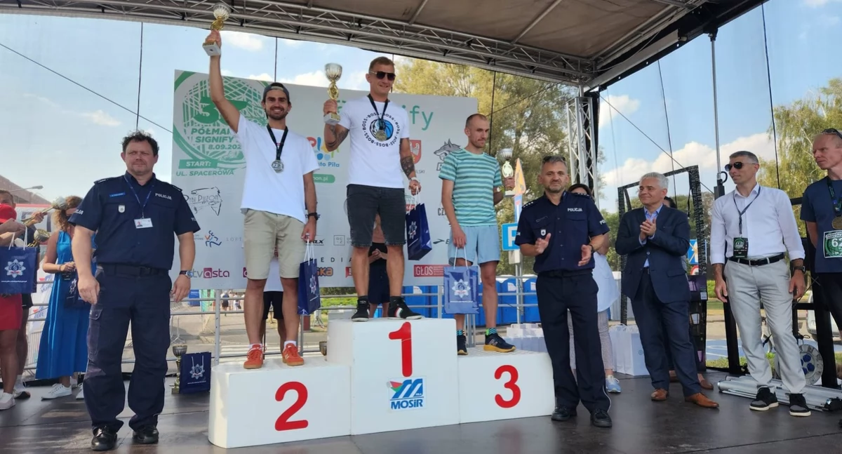 Policja - komunikaty i akcje, Złotowski policjant podium półmaratonu - zdjęcie, fotografia