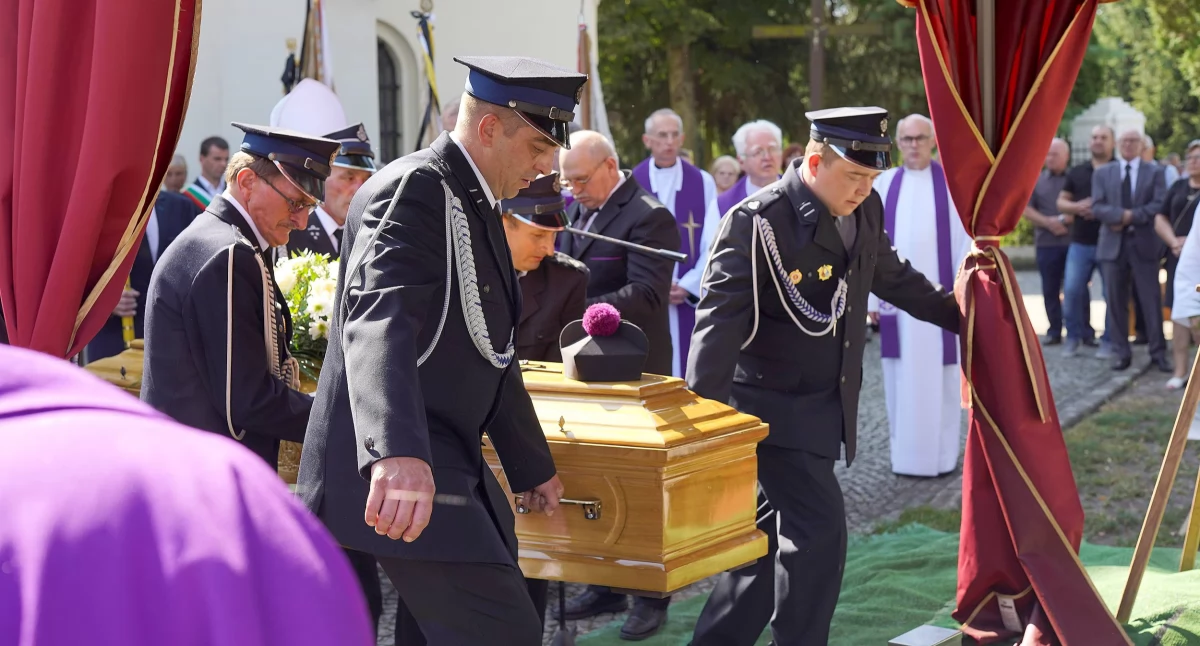Grób ks. Lucjana znajduje się przy kościele w Czeszewie