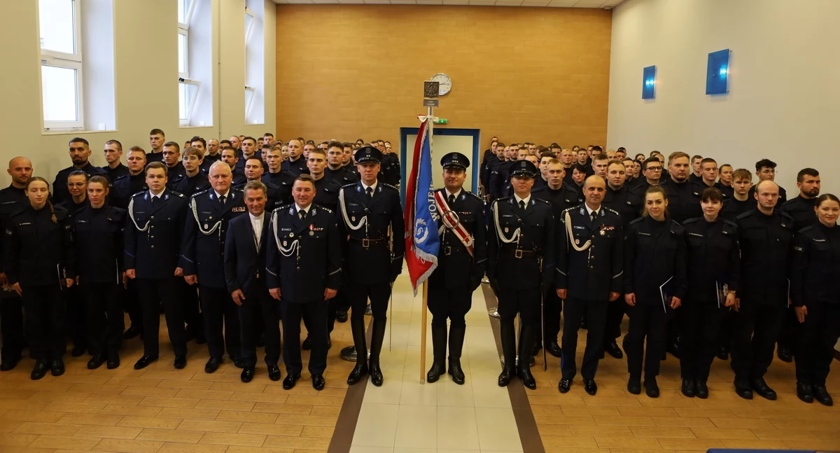 Policja - komunikaty i akcje, Czterech nowych policjantów rozpocznie służbę złotowskiej komendzie - zdjęcie, fotografia
