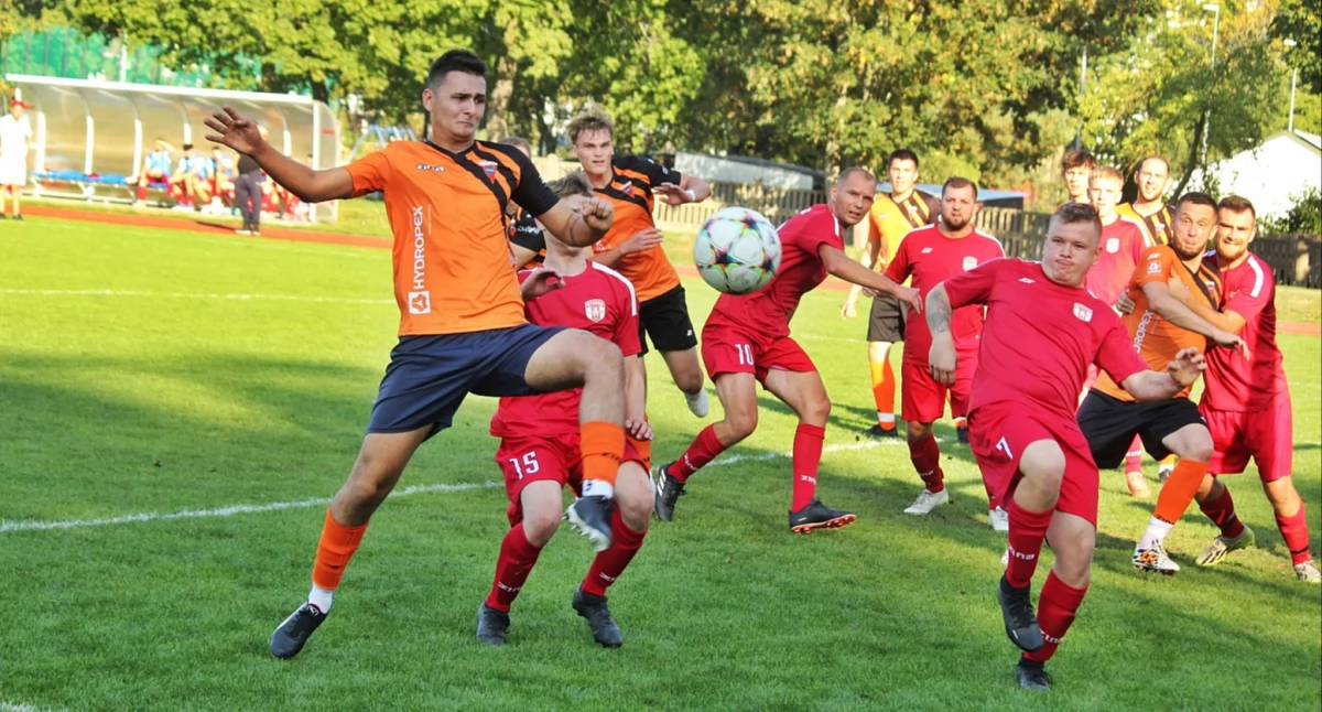 Piłka nożna, Spartanie wypuszczają kompletem punktów - zdjęcie, fotografia