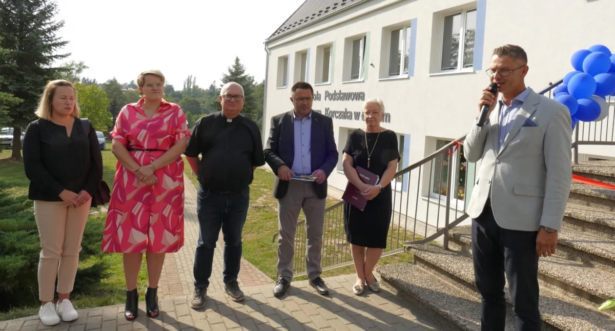 Inwestycje w powiecie, Otwarcie Szkoły Podstawowej Janusza Korczaka remoncie - zdjęcie, fotografia