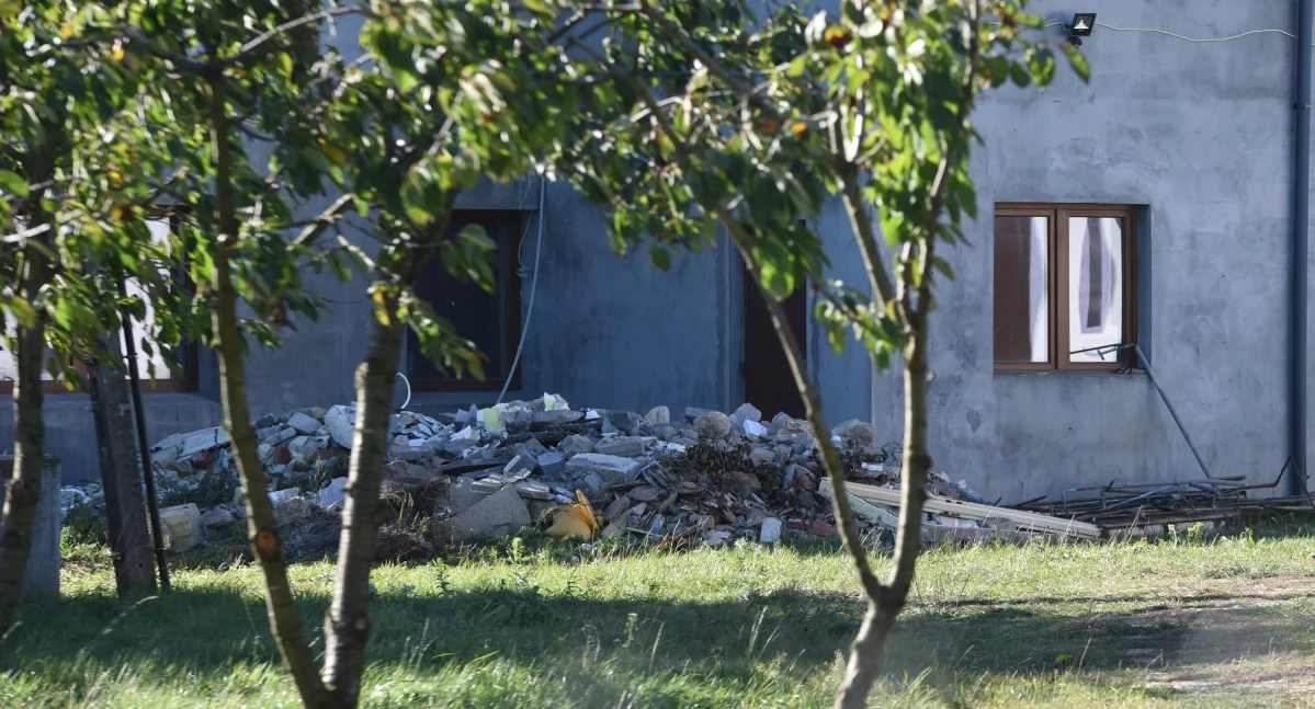 Policja - komunikaty i akcje, 5–tonowa ściana zabiła mieszkańca Świętej - zdjęcie, fotografia