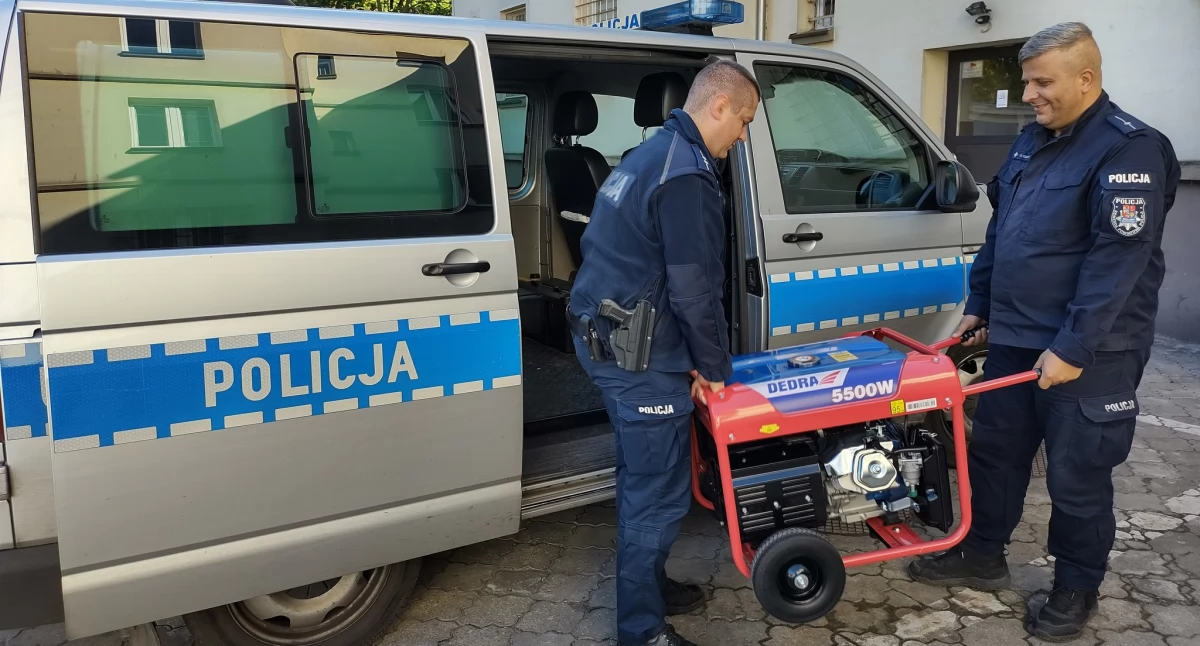 Policja - komunikaty i akcje, Złotowscy policjanci pomocą powodzian - zdjęcie, fotografia