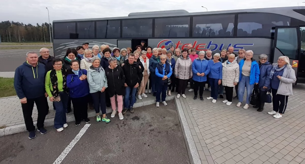 Seniorzy, Krajeńscy seniorzy książką morzem - zdjęcie, fotografia