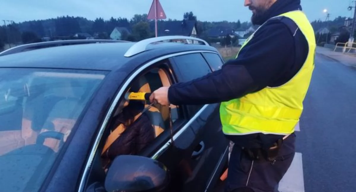 Policja - komunikaty i akcje, Ponad kierowców dmuchnęło policyjny alkomat wczesnym rankiem - zdjęcie, fotografia